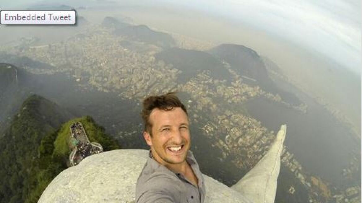 Αυτή κι αν είναι selfie: Φωτογραφήθηκε στο κεφάλι του Χριστού στο Ρίο Ντε Τζανέιρο