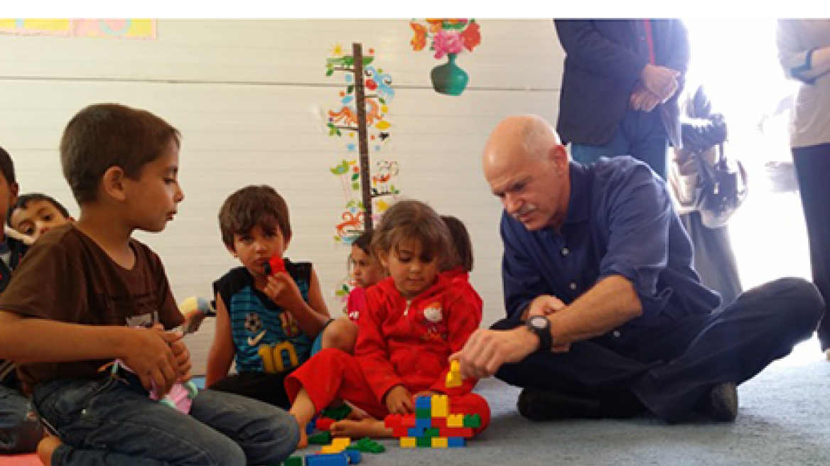 Ο Γιώργος Παπανδρέου παίζει «τουβλάκια» με προσφυγόπουλα στην Ιορδανία!