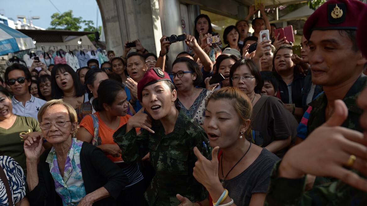 Ταϊλάνδη: Στρατιωτίνες χορεύουν και τραγουδούν «I will survive»!