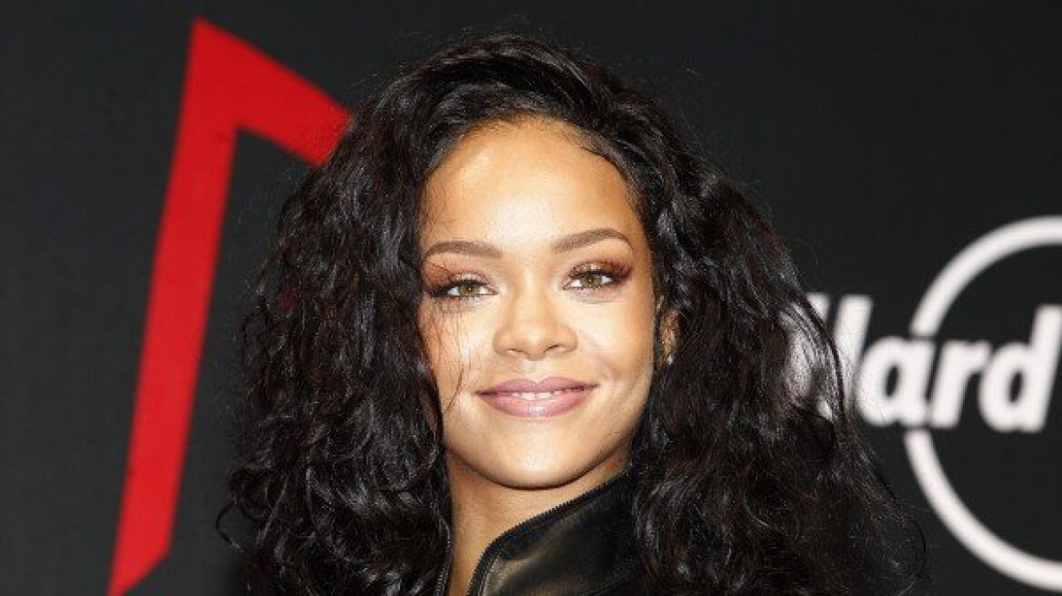 H Rihanna εμφανίστηκε... ντυμένη στο Παρίσι!