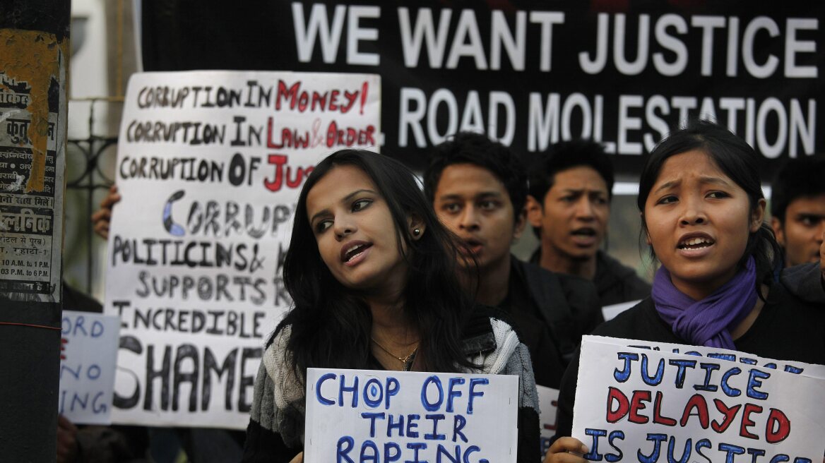 Ινδία: Προκλητικός υπουργός χαρακτηρίζει «τυχαίο περιστατικό» τους βιασμούς