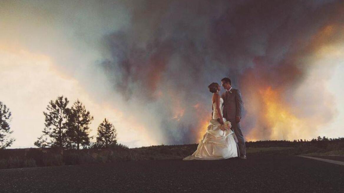 Δείτε πώς μια φωτιά μπορεί να μετατραπεί στην καλύτερη φωτογραφία γάμου