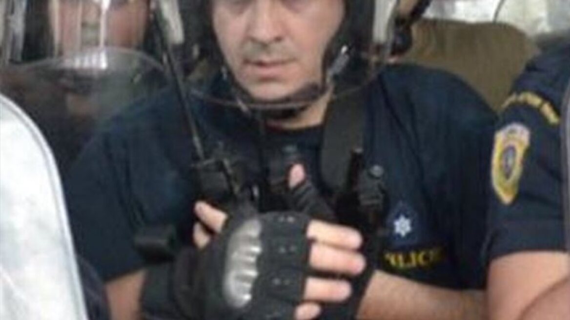 Πειθαρχικός έλεγχος για τον αστυνομικό με τα «κοκάλινα» γάντια 