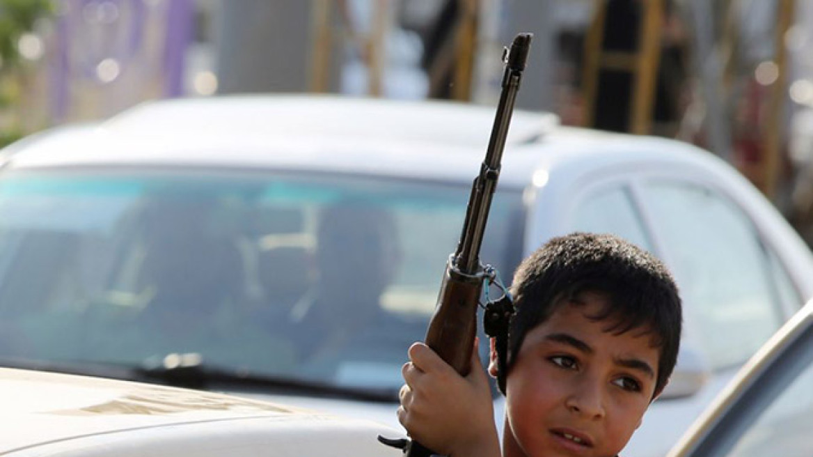 Στα όπλα και τα παιδιά στο Ιράκ - Δείτε φωτογραφίες