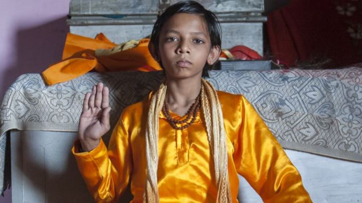 Ινδία: Λατρεύουν 13χρονο σαν θεό, γιατί έχει ουρά!