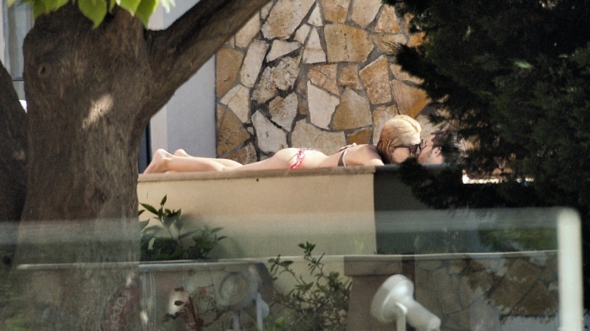 Η Έλενα Ράπτη και ο Λούκας Γιώρκας φιλιούνται στην πισίνα