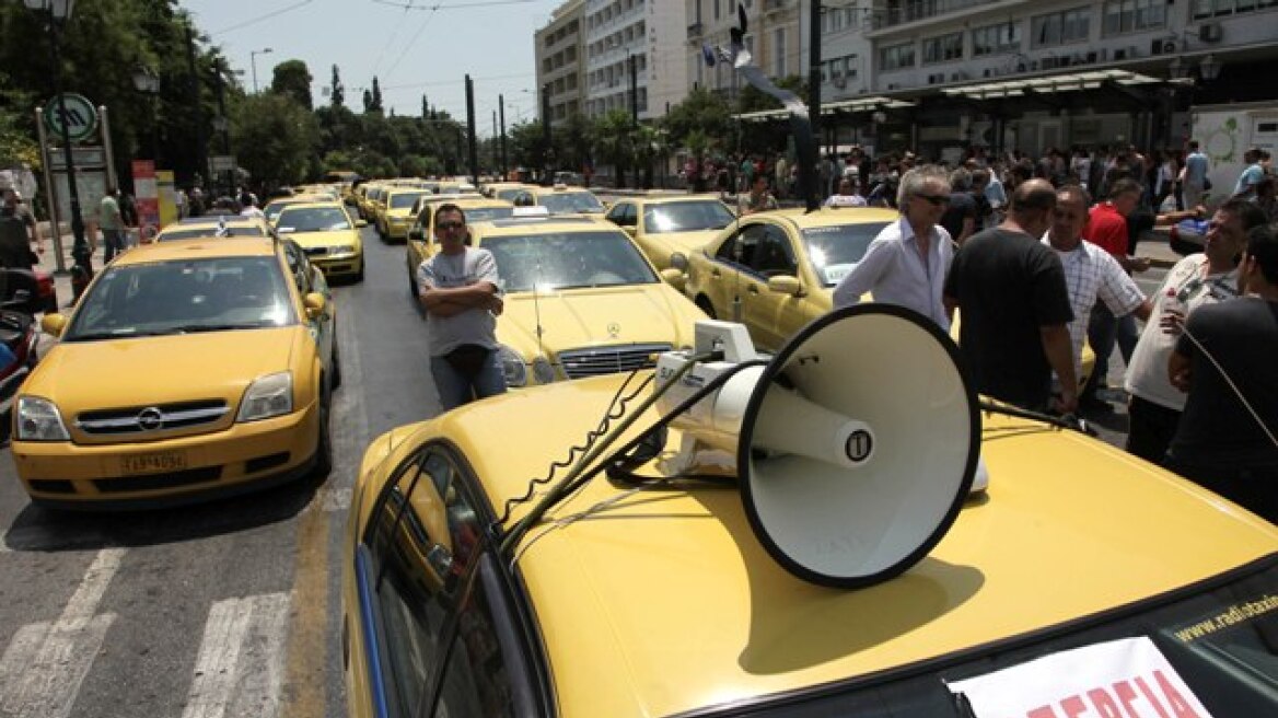 Ταξιτζήδες: Απειλούν με απεργία και ζητούν παραίτηση της κυβέρνησης