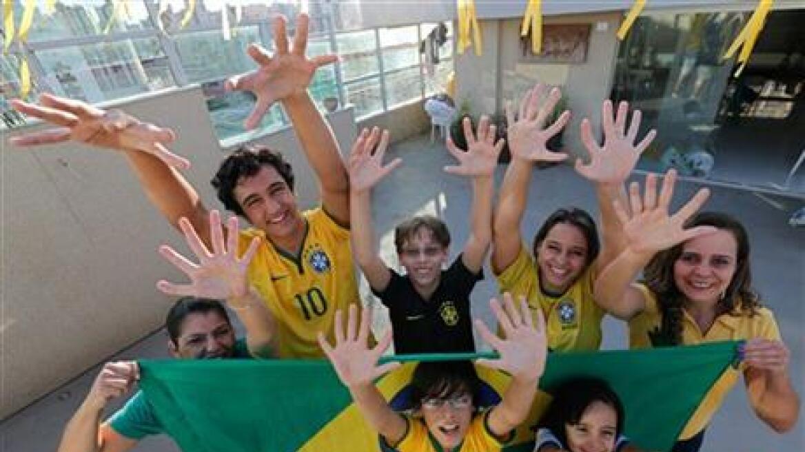 Βραζιλία: Οικογένεια εξαδάκτυλων σταυρώνει τα δάχτυλά της για νίκες της Σελεσάο