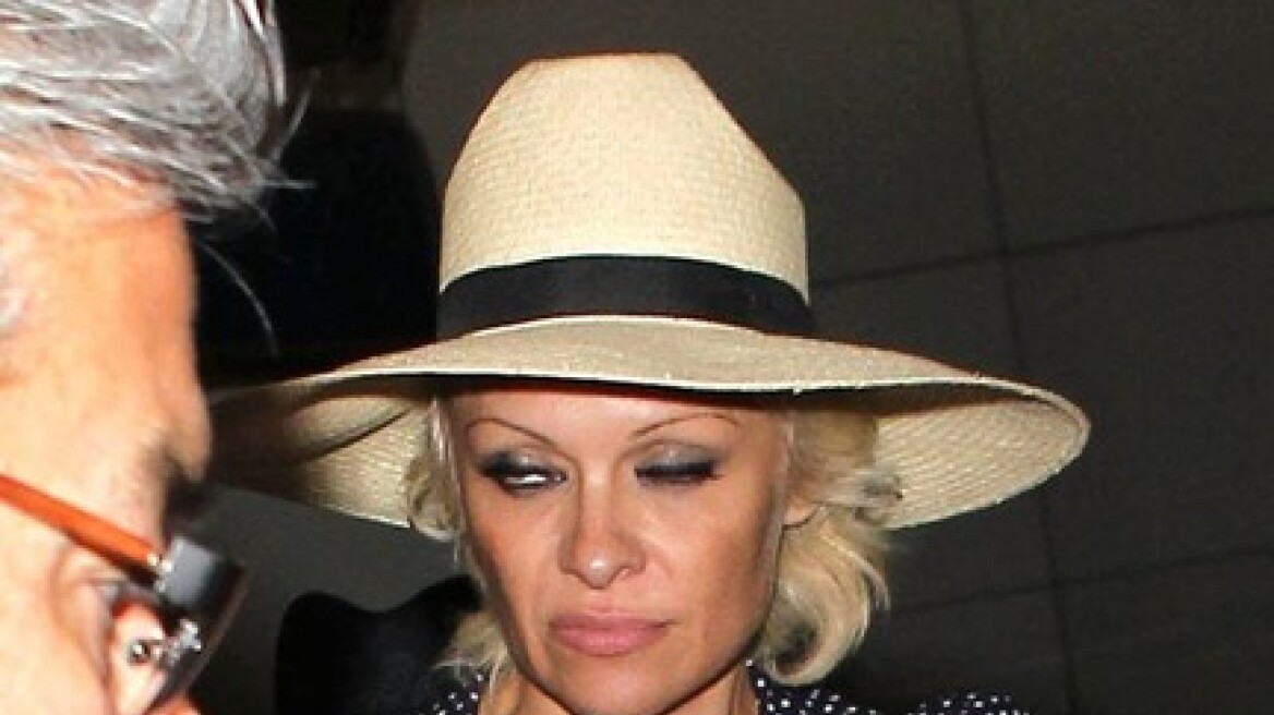 Pamela Anderson: Βαριεστημένη στο αεροδρόμιο του Λος Αντζελες