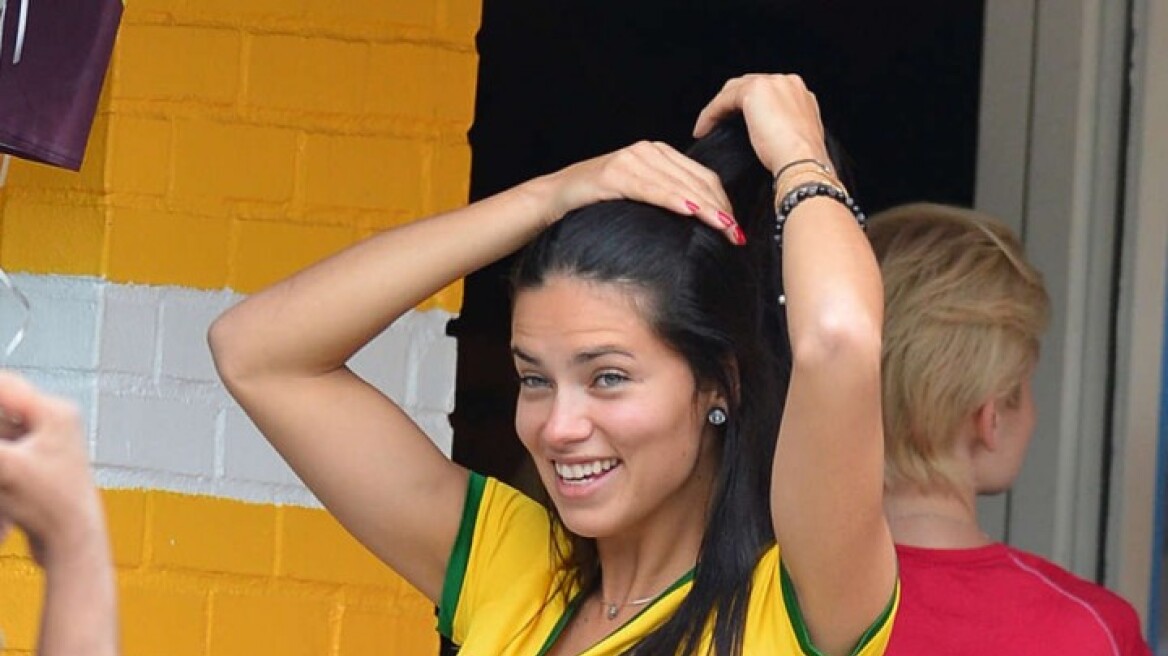Adriana Lima: Με τη φανέλα της Βραζιλίας