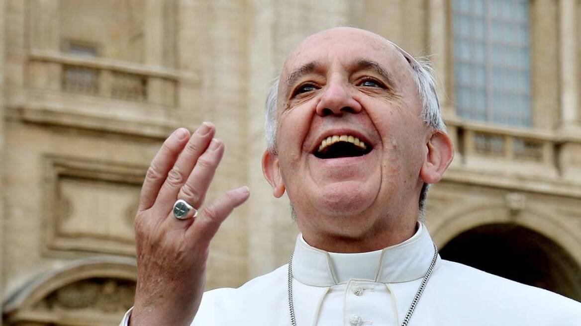 Βίντεο:Ο Πάπας Φραγκίσκος σταμάτησε το αυτοκίνητό του για να φιλήσει κορίτσι με ειδικές ανάγκες!