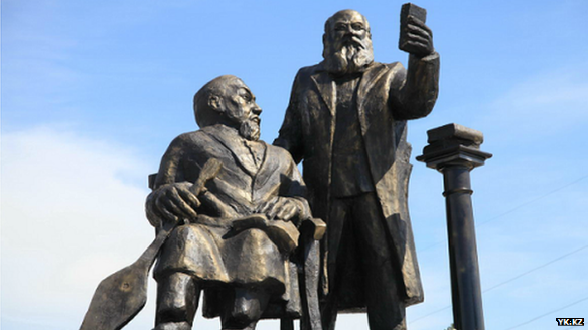 Καζακστάν: Έφτιαξαν μνημείο όπου «δύο χόμπιτ τραβούν selfie»!
