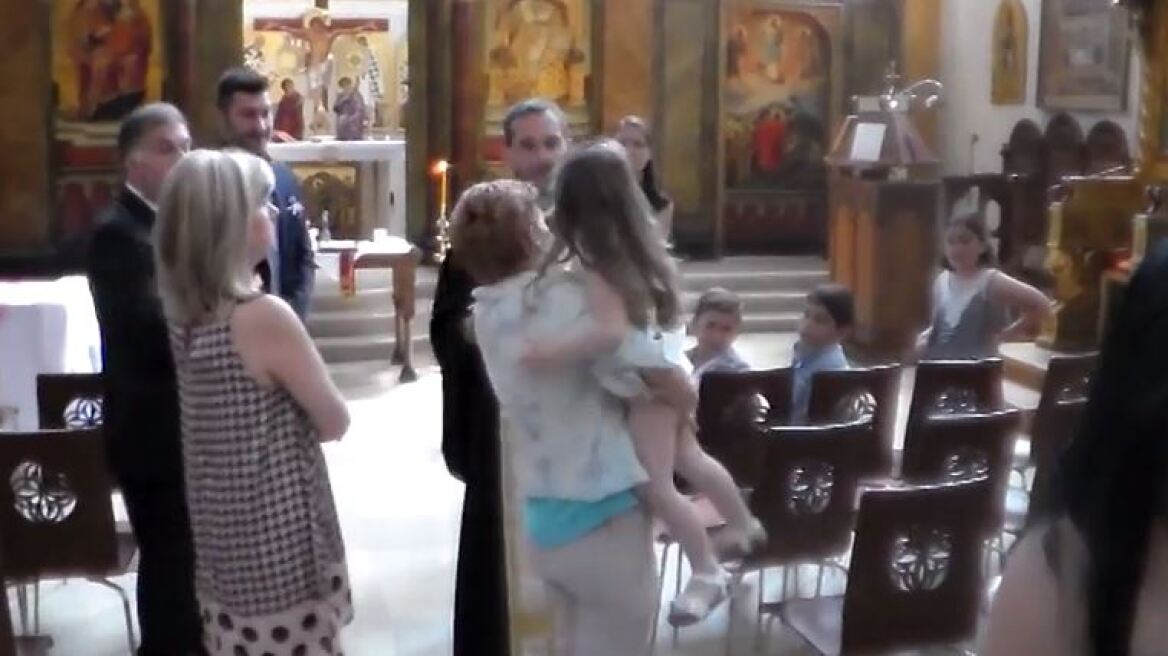 Ιερέας διέκοψε τη βάφτιση γιατί αρνήθηκε το παιδί!