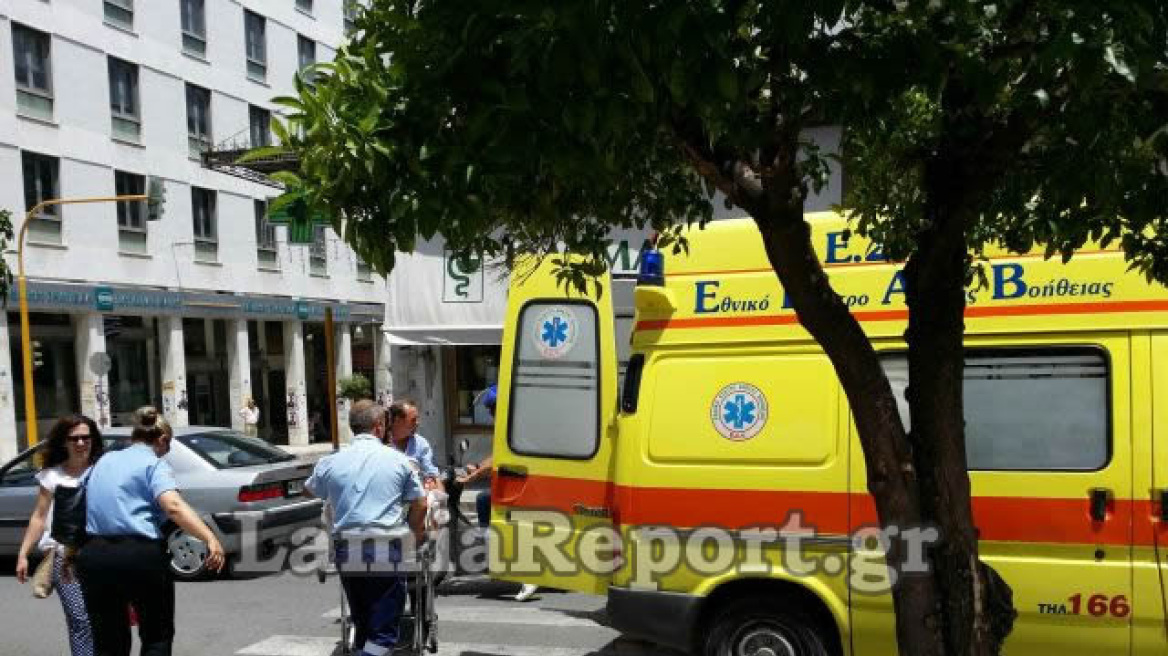 Λαμία: Τραυματισμός γυναίκας από πτώση σε σκαλιά πλατείας