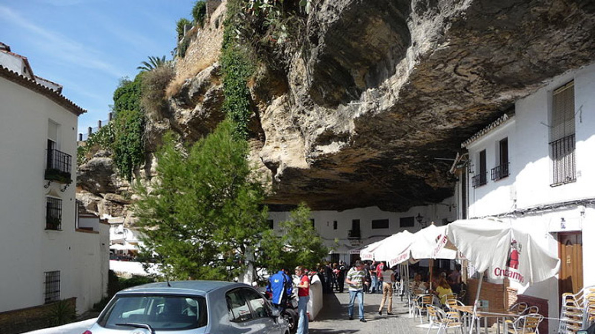  Η πιο παράξενη πόλη της Ισπανίας: Χτισμένη κάτω από ένα βράχο!