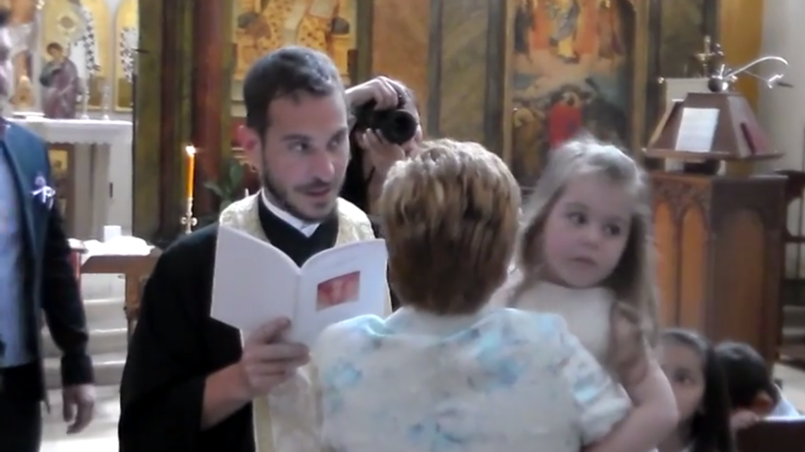 Σάλος με τον ιερέα που αρνήθηκε να βαπτίσει κοριτσάκι