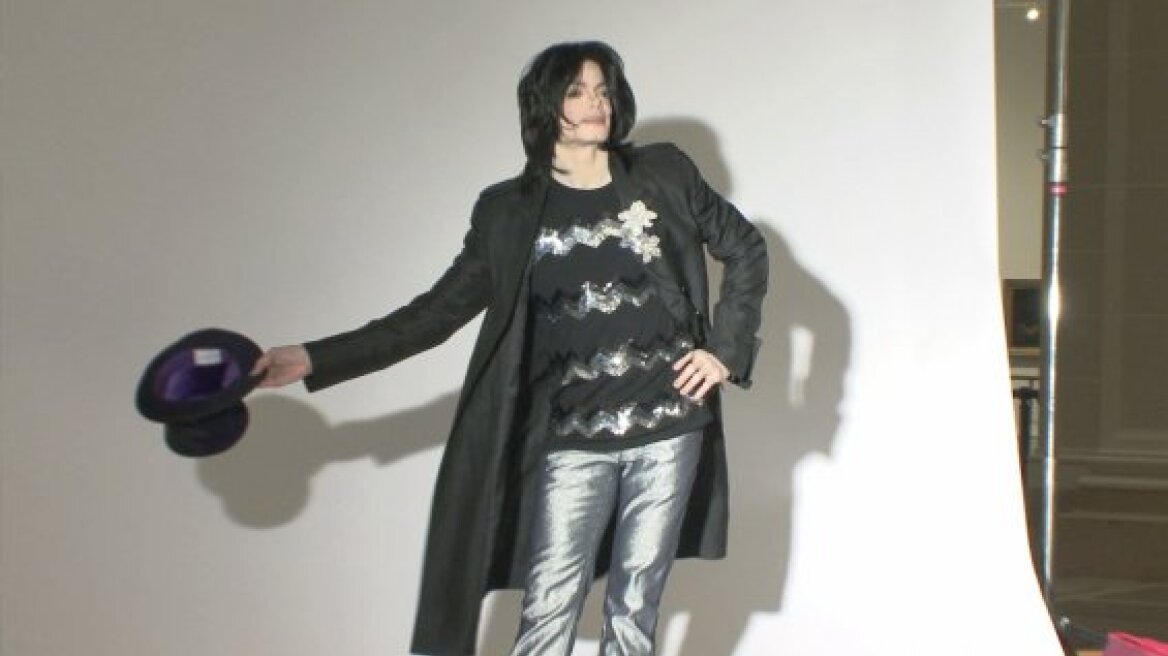 Αδημοσίευτες φωτογραφίες του Michael Jackson φέρνουν μηνύσεις