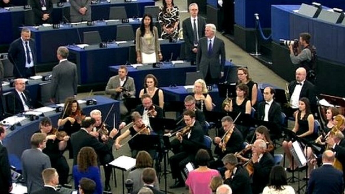 Βίντεο: Ο ευρωσκεπικιστής Φάρατζ γύρισε την πλάτη του στον ύμνο της ΕΕ