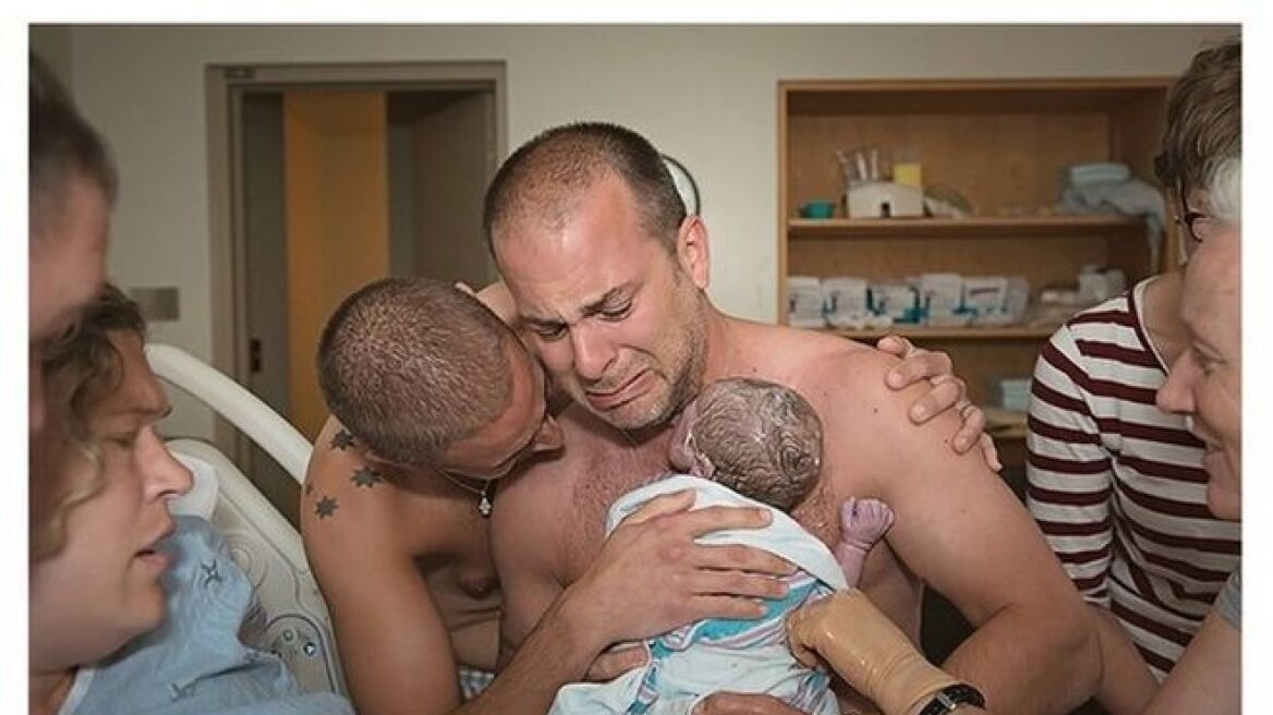 Αντιδράσεις για τη γέννηση του μωρού με τους δύο μπαμπάδες
