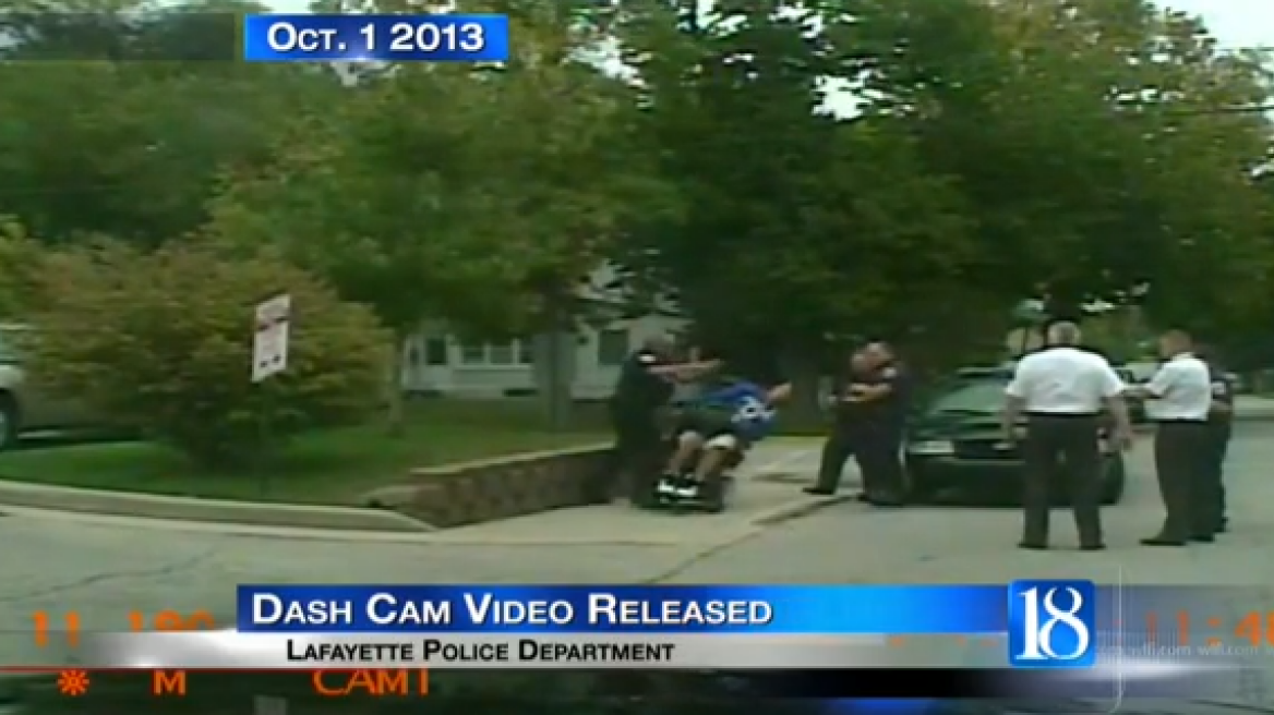 Σοκαριστικό βίντεο: Αστυνομικός πετά με βία ανάπηρο από το καροτσάκι του!