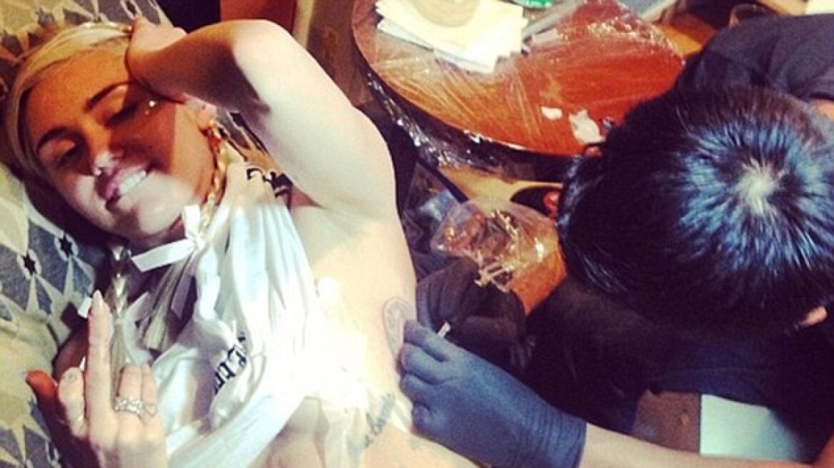 H Miley Cyrus «χτύπησε» τατουάζ με το νεκρό της σκύλο