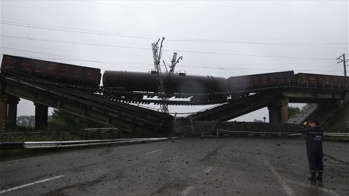 Ουκρανία: Ανατίναξαν τρεις γέφυρες οι φιλορώσοι στο Ντονέτσκ