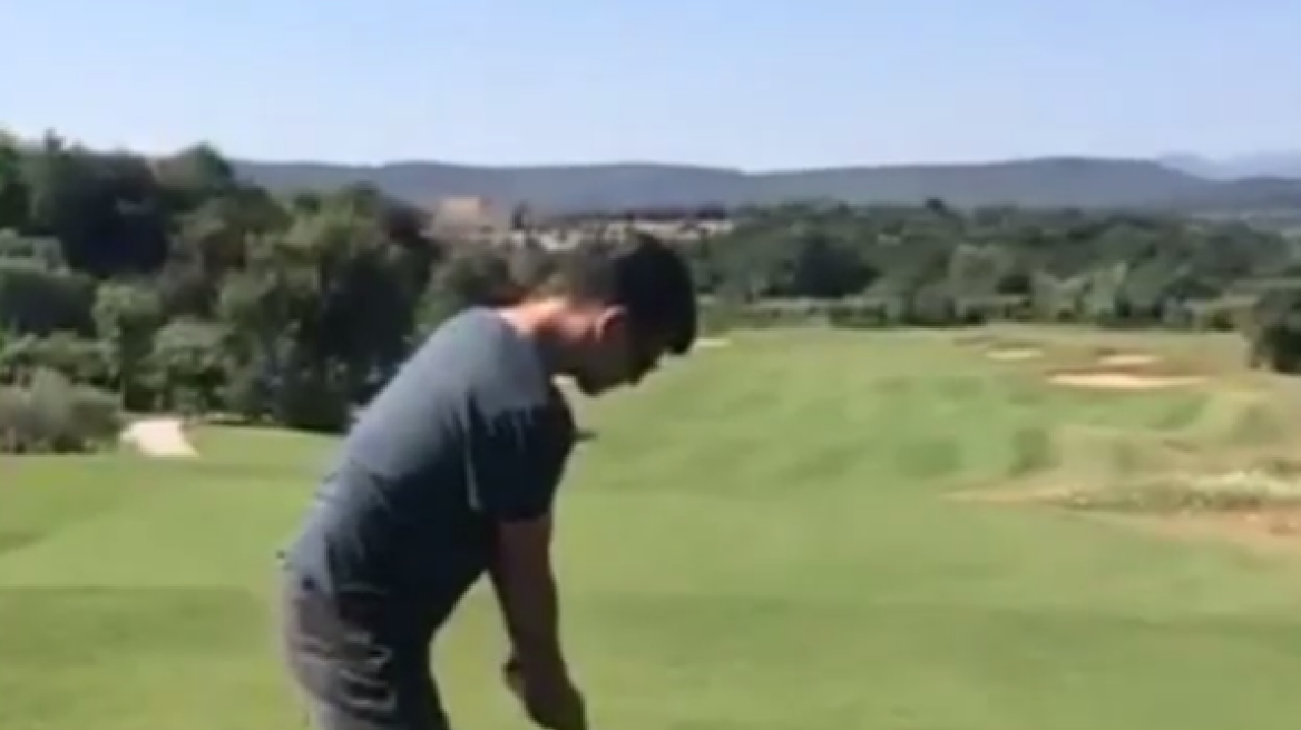 Ο Σάκης Ρουβάς παίζει γκολφ 