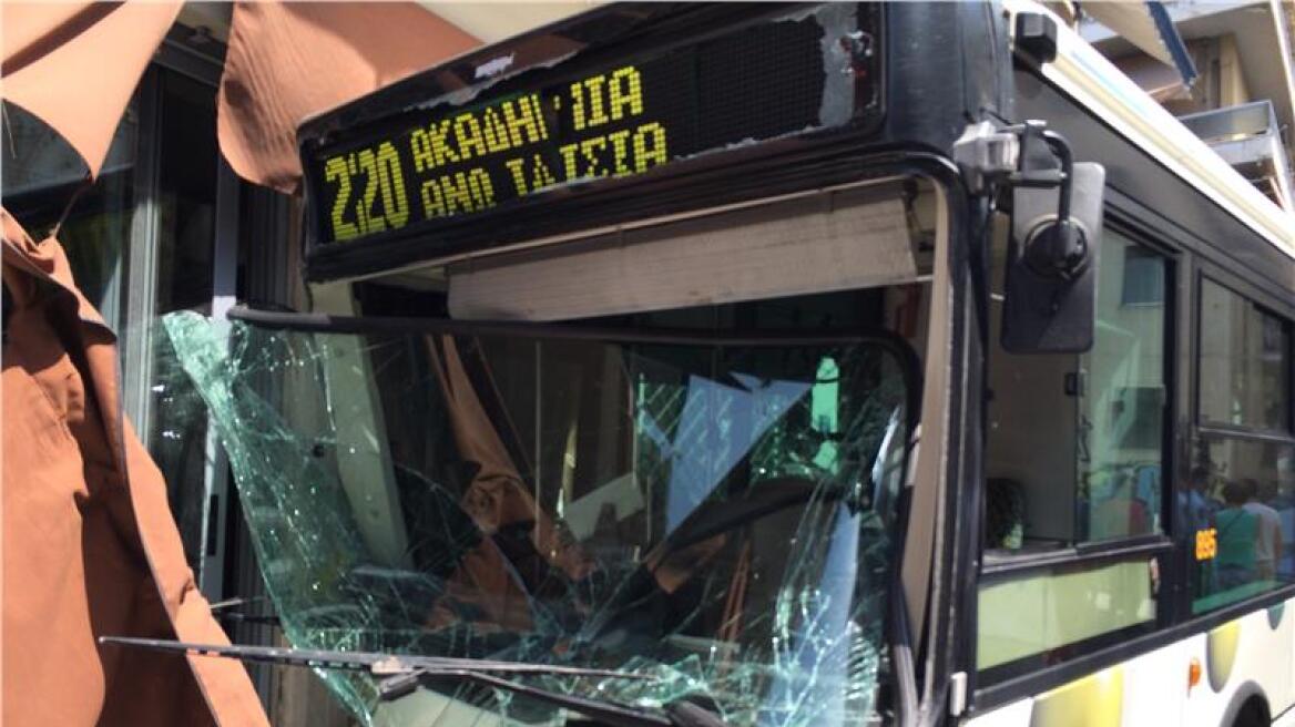 Λεωφορείο έπεσε σε καφετέρια στα Ιλίσια - Mία τραυματίας 
