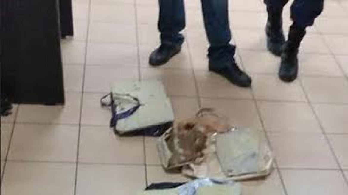 Οι γυναικείες τσάντες έκρυβαν 3,5 κιλά κοκαΐνης! - Τους «συνέλαβε» ο εκπαιδευμένος σκύλος