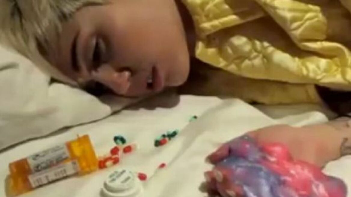 H απόλυτη ψυχεδέλεια: H Miley κοιμάται και μία γυμνή της κλέβει... τα μυαλά 