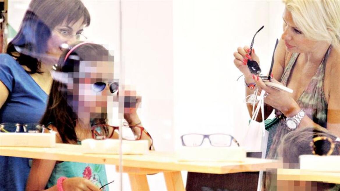Η Ελένη Μενεγάκη αγοράζει γυαλιά ηλίου με τις κόρες της