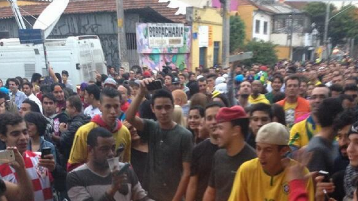 Οργισμένοι Βραζιλιάνοι οπαδοί καίνε τη σημαία της χώρας τους 