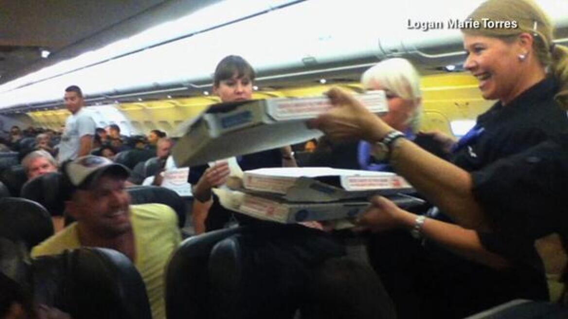 Πιλότος κέρασε… πίτσες τους επιβάτες επειδή δεν απογειώθηκαν!