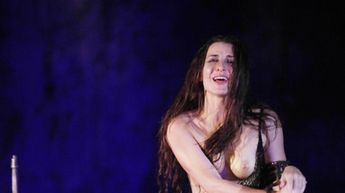 Βασιλική Τρουφάκου: Γυμνόστηθη στη σκηνή η πρωταγωνίστρια της σειράς «Kάτω Παρτάλι»