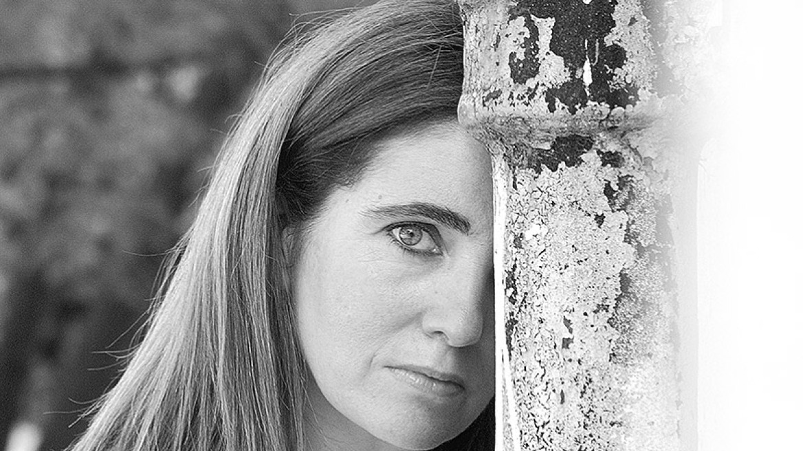 Μάιρα Παπαθανασoπούλου: Η συγγραφέας του «Ιούδα» τα βάζει με τη Μαφία