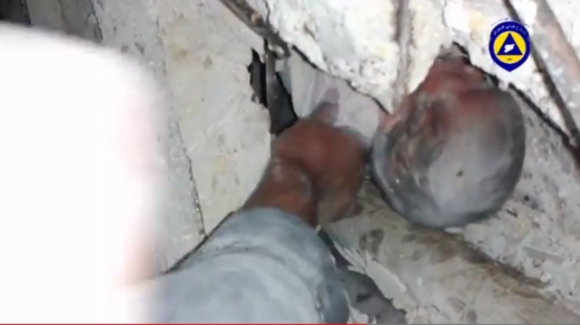 Συγκλονιστικό βίντεο: Διάσωση βρέφους σε βομβαρδισμένο σπίτι στο Χαλέπι της Συρίας