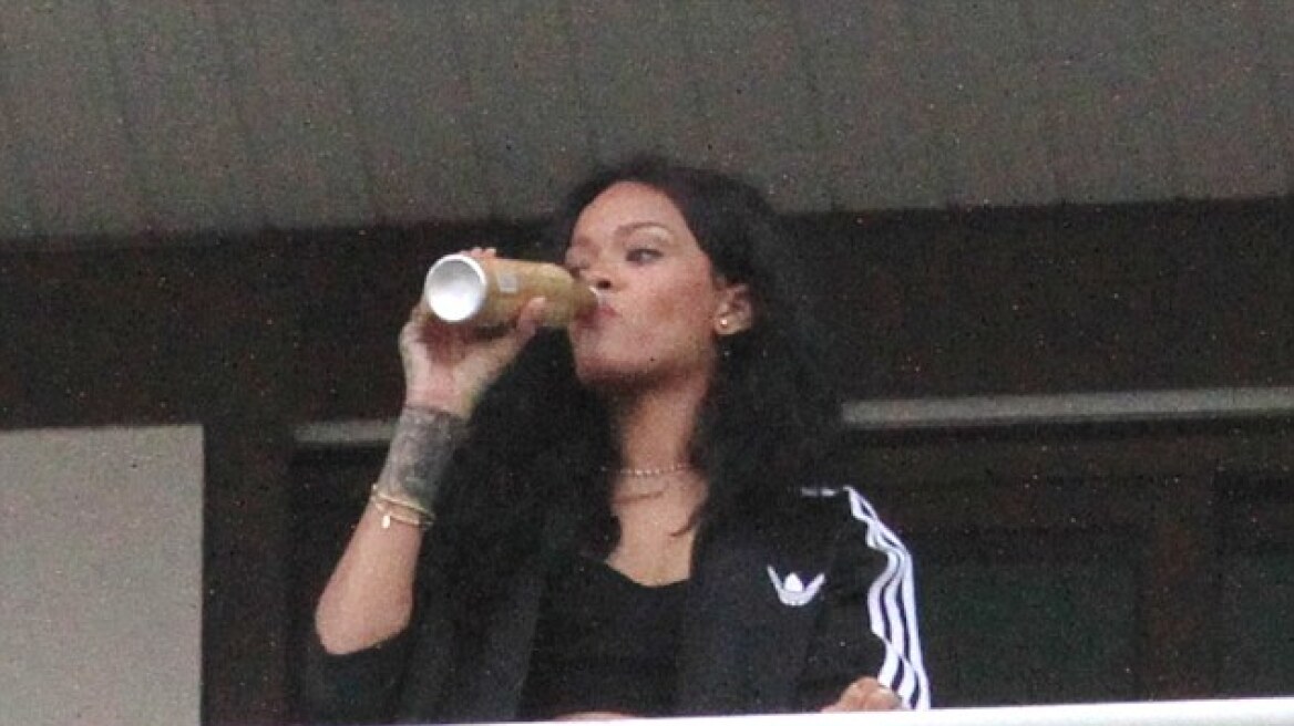 Η Rihanna τα πίνει στο μπαλκόνι τoυ ξενοδοχείου της