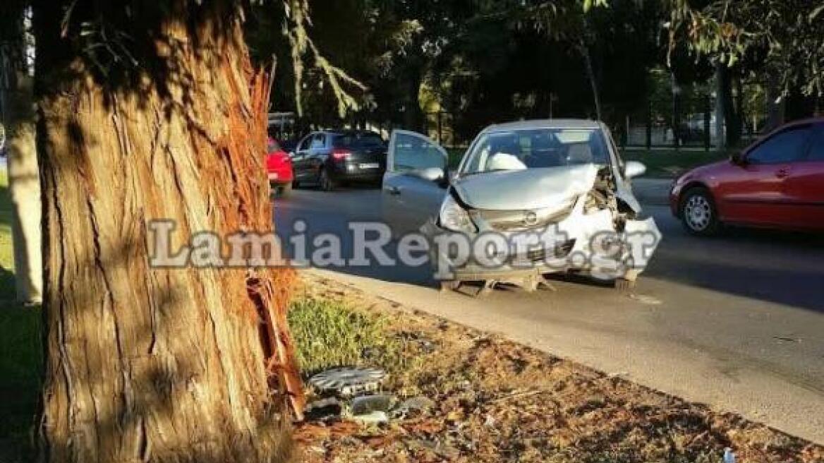 Λαμία: Αυτοκίνητο «καρφώθηκε» σε δέντρο