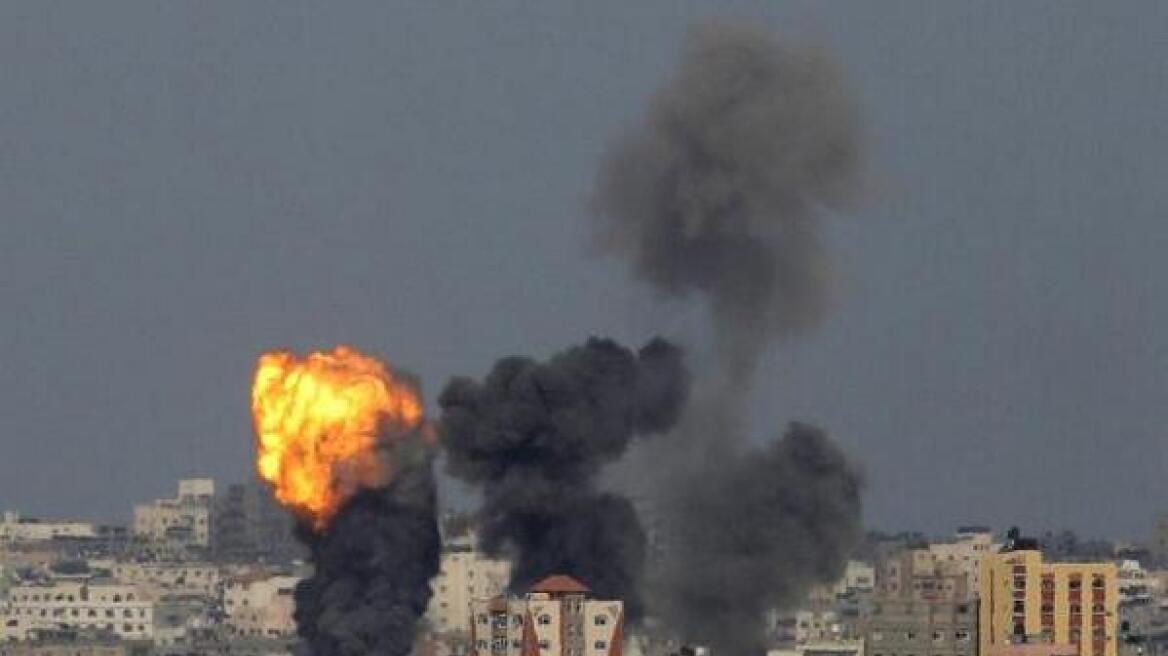 Γάζα: «Κυνηγημένοι» από τις βόμβες φεύγουν οι Παλαιστίνιοι