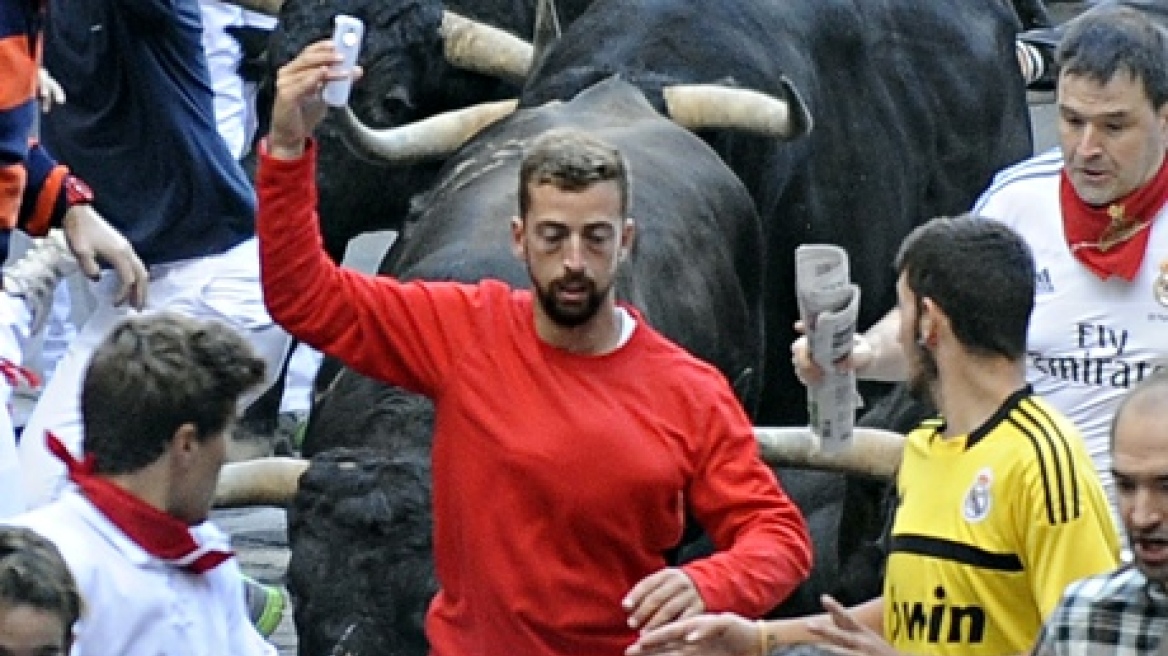 Παμπλόνα: Η αστυνομία ψάχνει τον άντρα που έβγαλε «selfie» με τον ταύρο