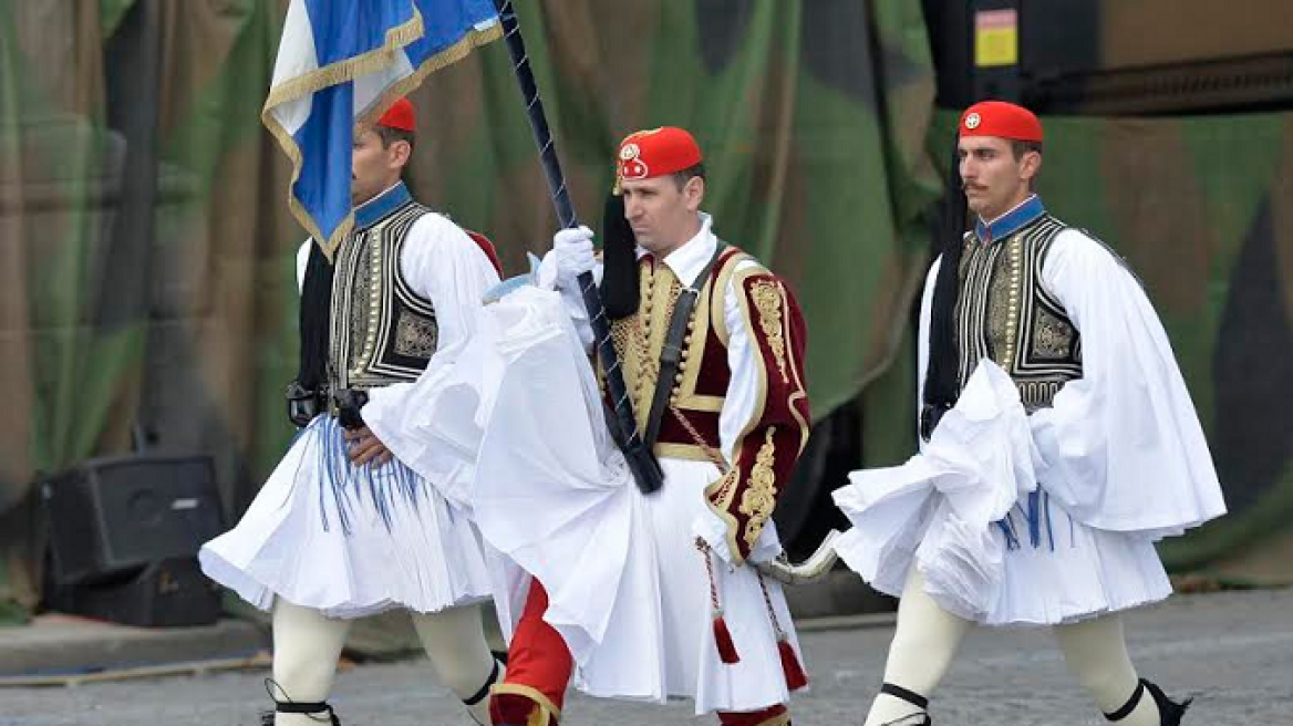 Γαλλία: Δείτε εύζωνες της προεδρικής φρουράς να παρελαύνουν στο Παρίσι