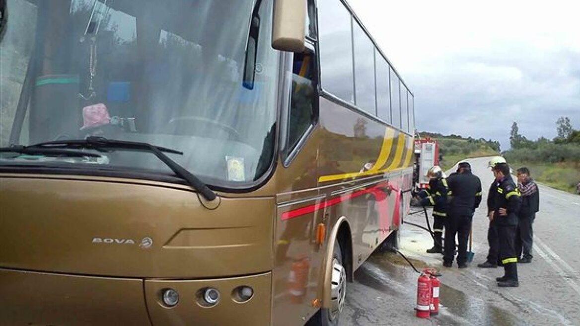 Φωτιά σε τουριστικό λεωφορείο στην εθνική οδό Τρίπολης - Σπάρτης