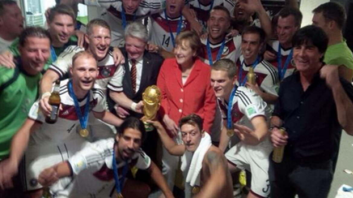 Στα αποδυτήρια της Εθνικής Γερμανίας η Μέρκελ!