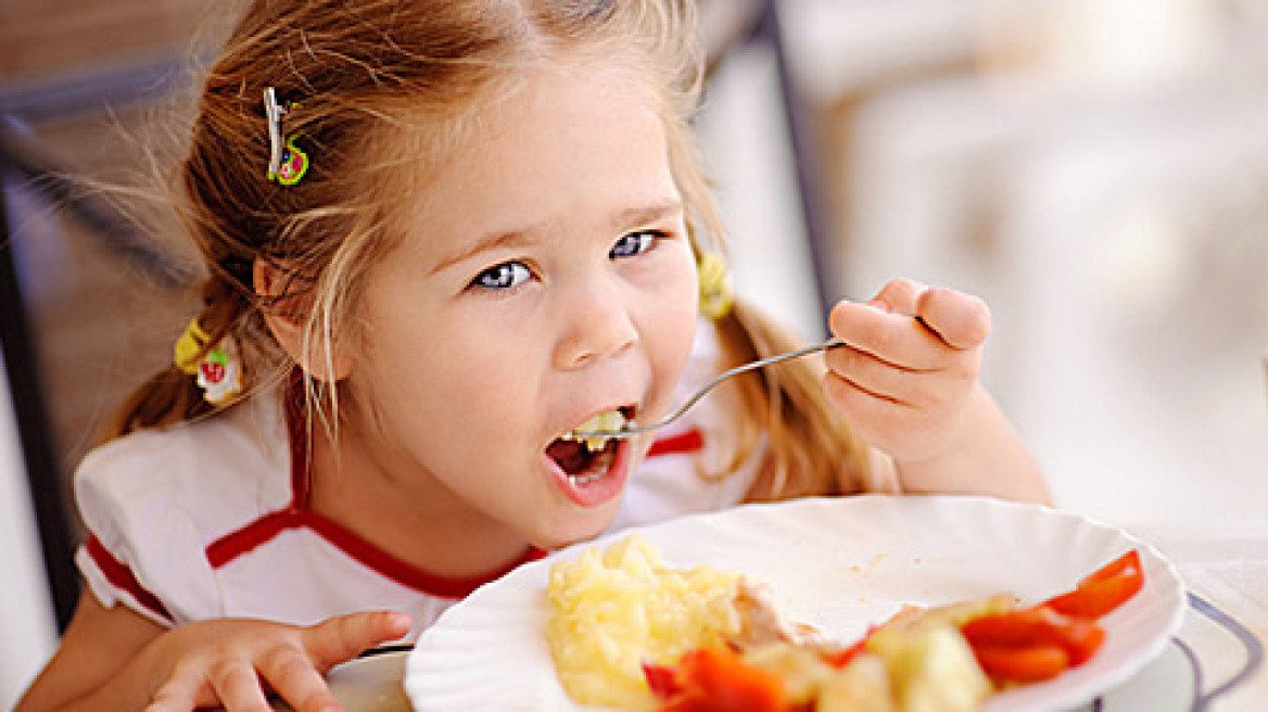 Έξοδος για φαγητό σε ταβέρνα: Τι να φάει το παιδί; 