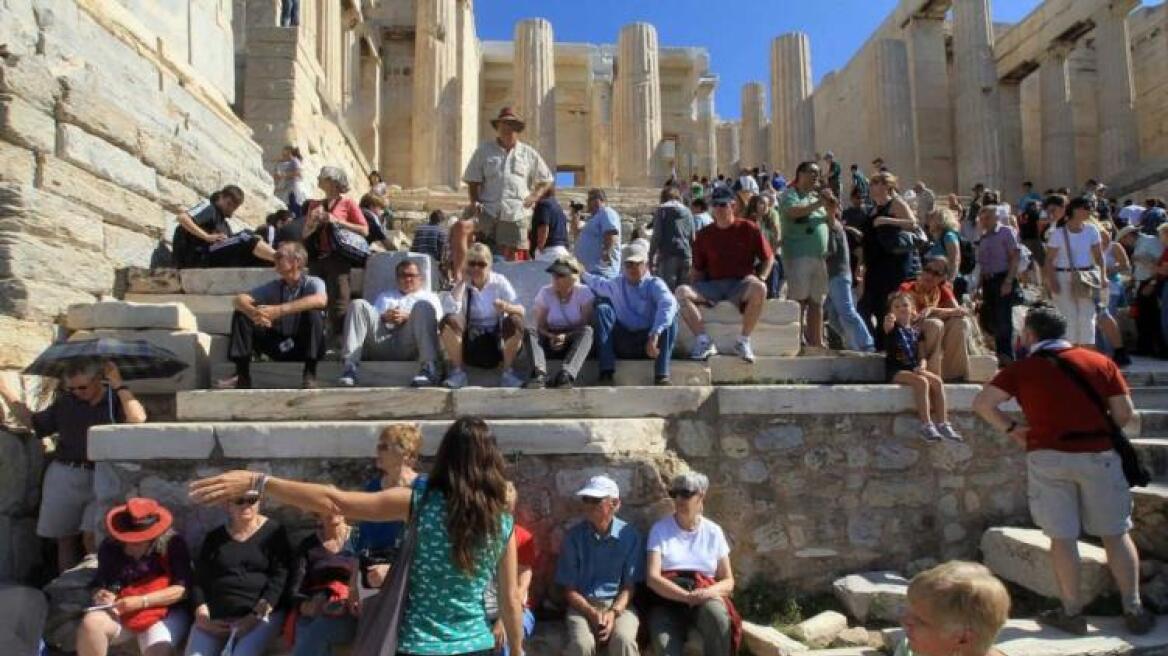 Δύο δισ. δολάρια φέρνουν στην Αθήνα οι τουρίστες