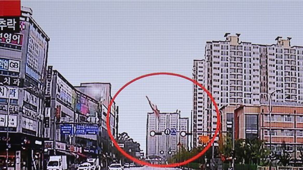 Νότια Κορέα: Πυροσβεστικό ελικόπτερο συνετρίβη μπροστά στην κάμερα 