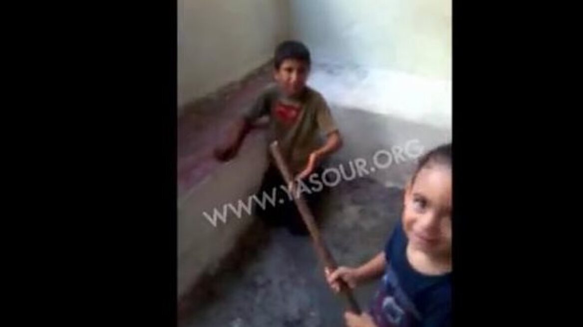 Βίντεο-σοκ: 5χρονος ξυλοκοπά ανήλικο πρόσφυγα από τη Συρία!