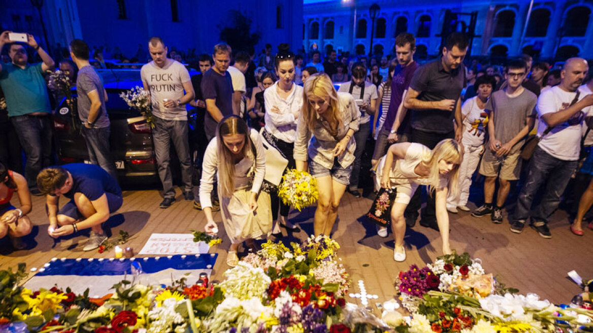 #MH17: Οι Ολλανδοί θρηνούν μαυρίζοντας το προφίλ τους στο Facebook
