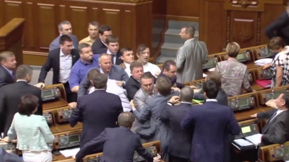 Βίντεο: Καθημερινό φαινόμενο το ξύλο στο ουκρανικό κοινοβούλιο