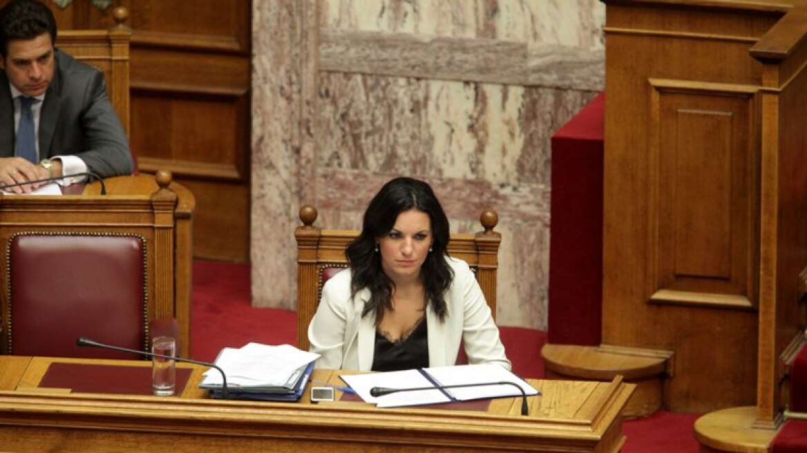 Η Όλγα Κεφαλογιάννη στη Βουλή με μαύρο lingerie top